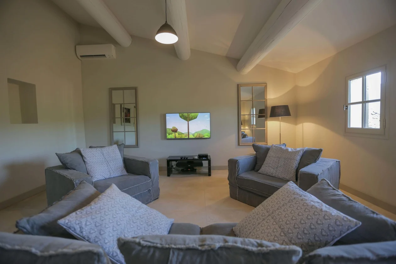Luberon villages Provence France Rent-Our-Home rentourhomeinprovence Lourmarin Les Trois Clefs Ansouis